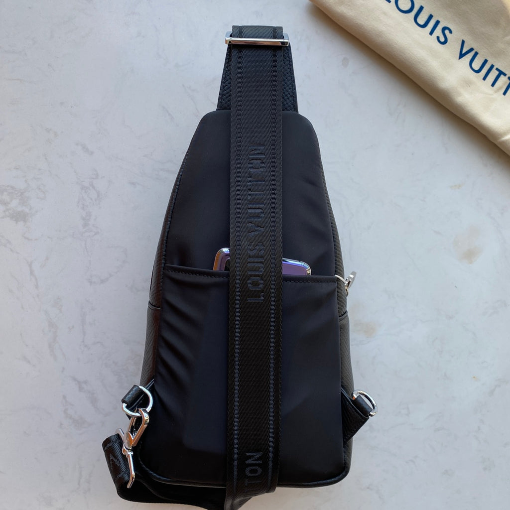 New V Logo Real Leather Men's bagsXC052025081312