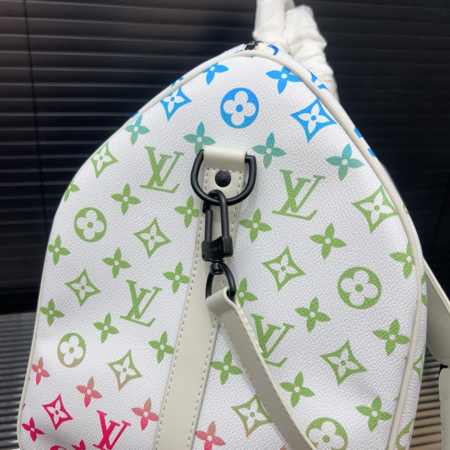 New V Logo Fashion Handmade BagsXC052025040105