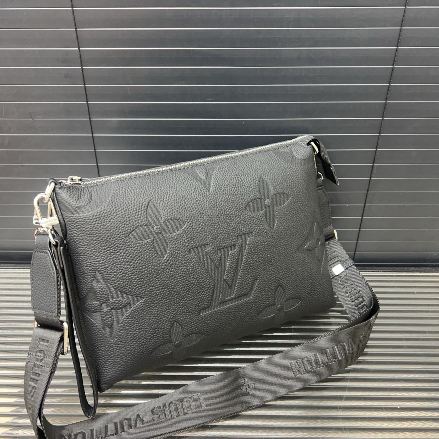 New fashion V Logo Leather Men's BagsXC052025092802