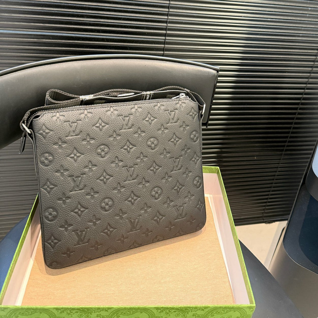 New V Logo Leather Men's bagsXC052025081305