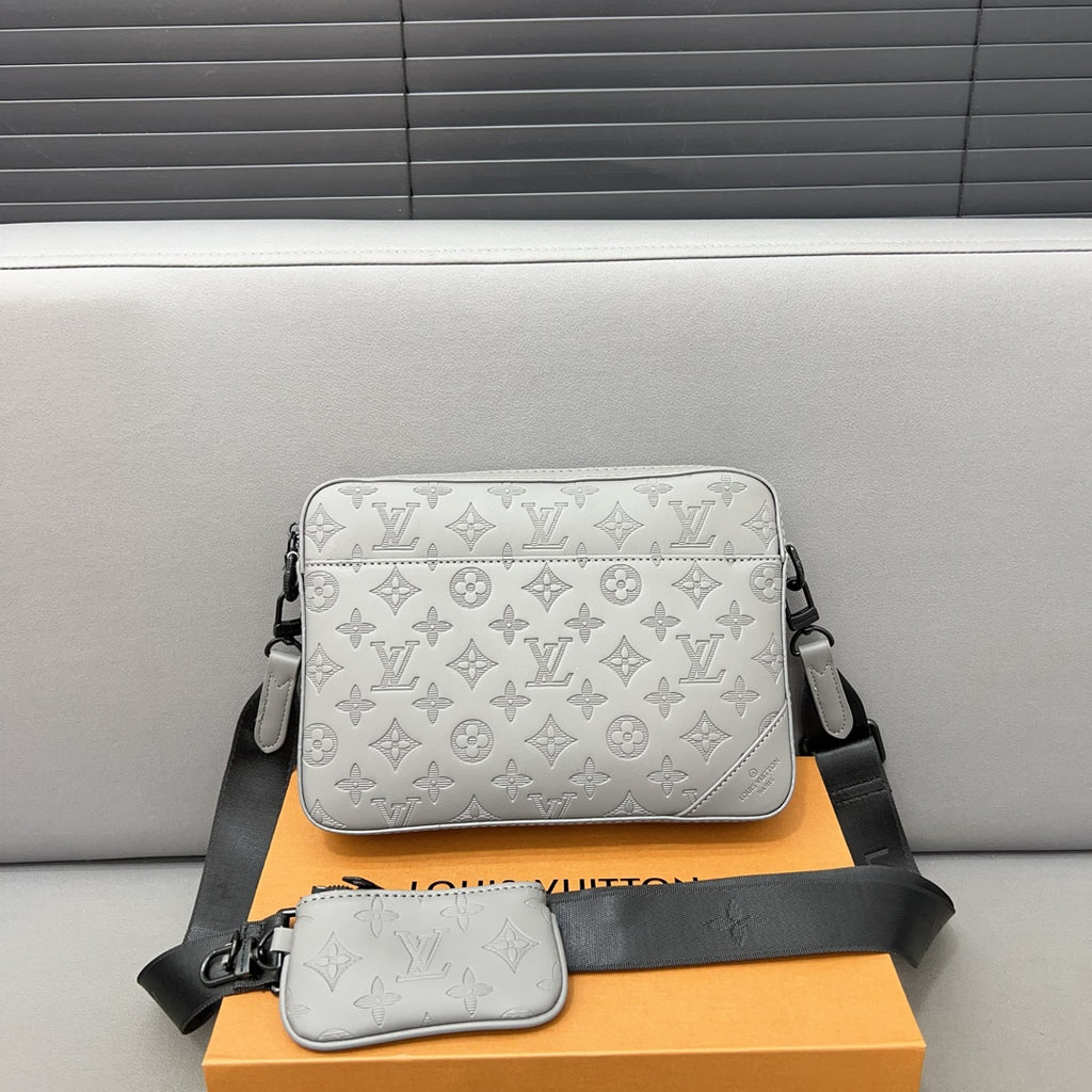 New Fashion Style V Logo Shoulder BagsXC052024042601