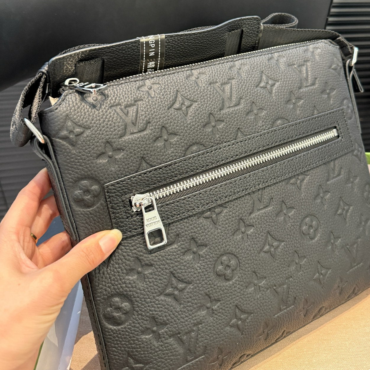 New V Logo Leather Men's bagsXC052025081305