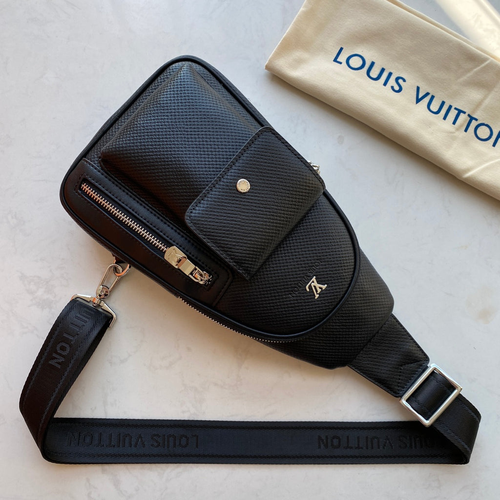 New V Logo Real Leather Men's bagsXC052025081312