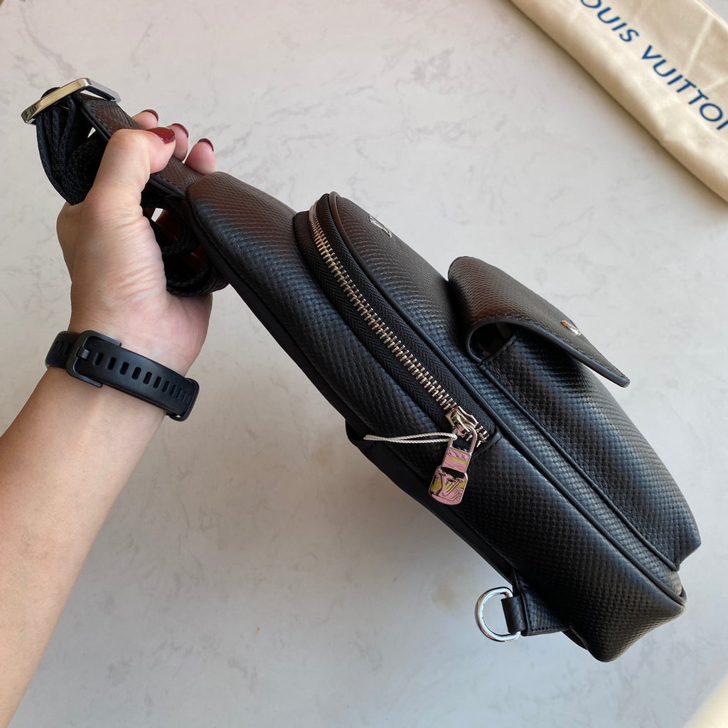 New V Logo Real Leather Men's bagsXC052025081312