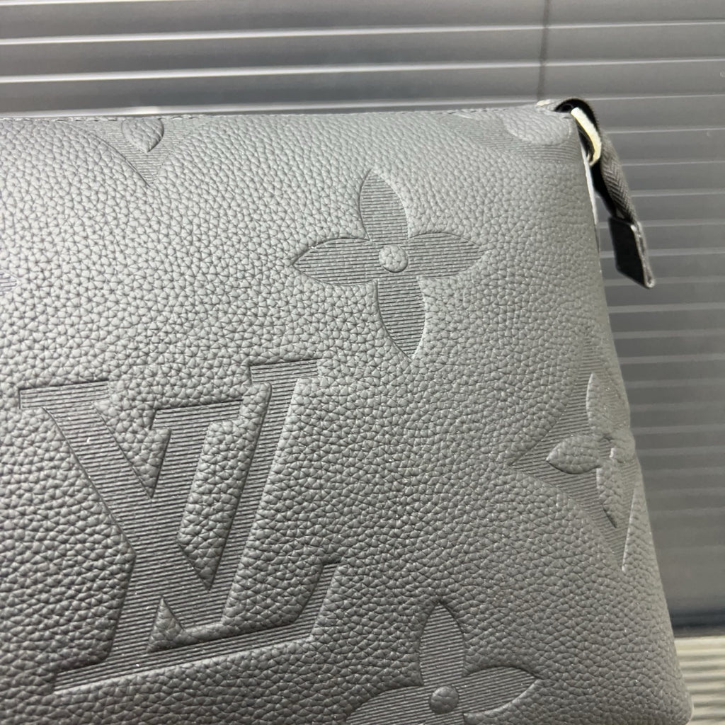 New fashion V Logo Leather Men's BagsXC052025092802