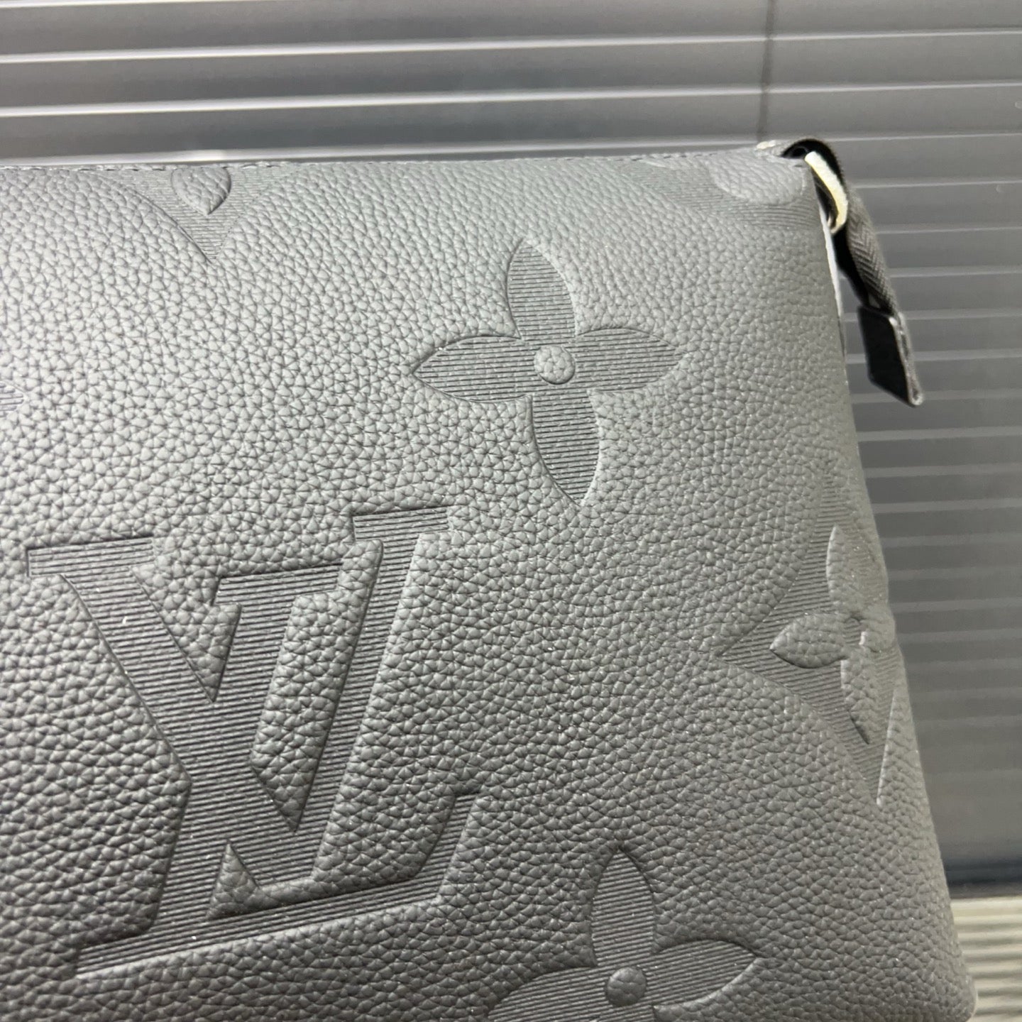 New fashion V Logo Leather Men's BagsXC052025092802