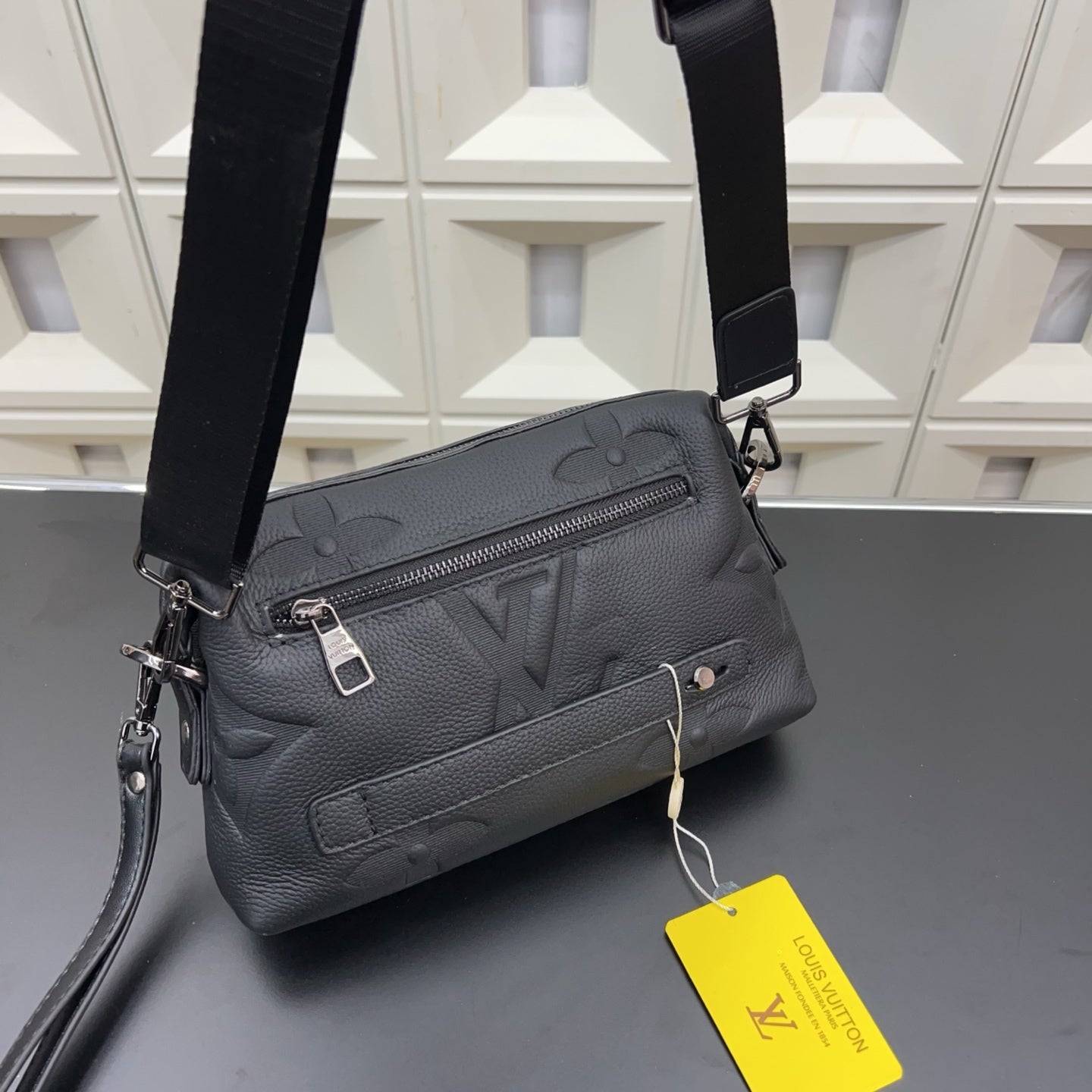 New  Black Leather V Logo Men's BagsXC052025110304