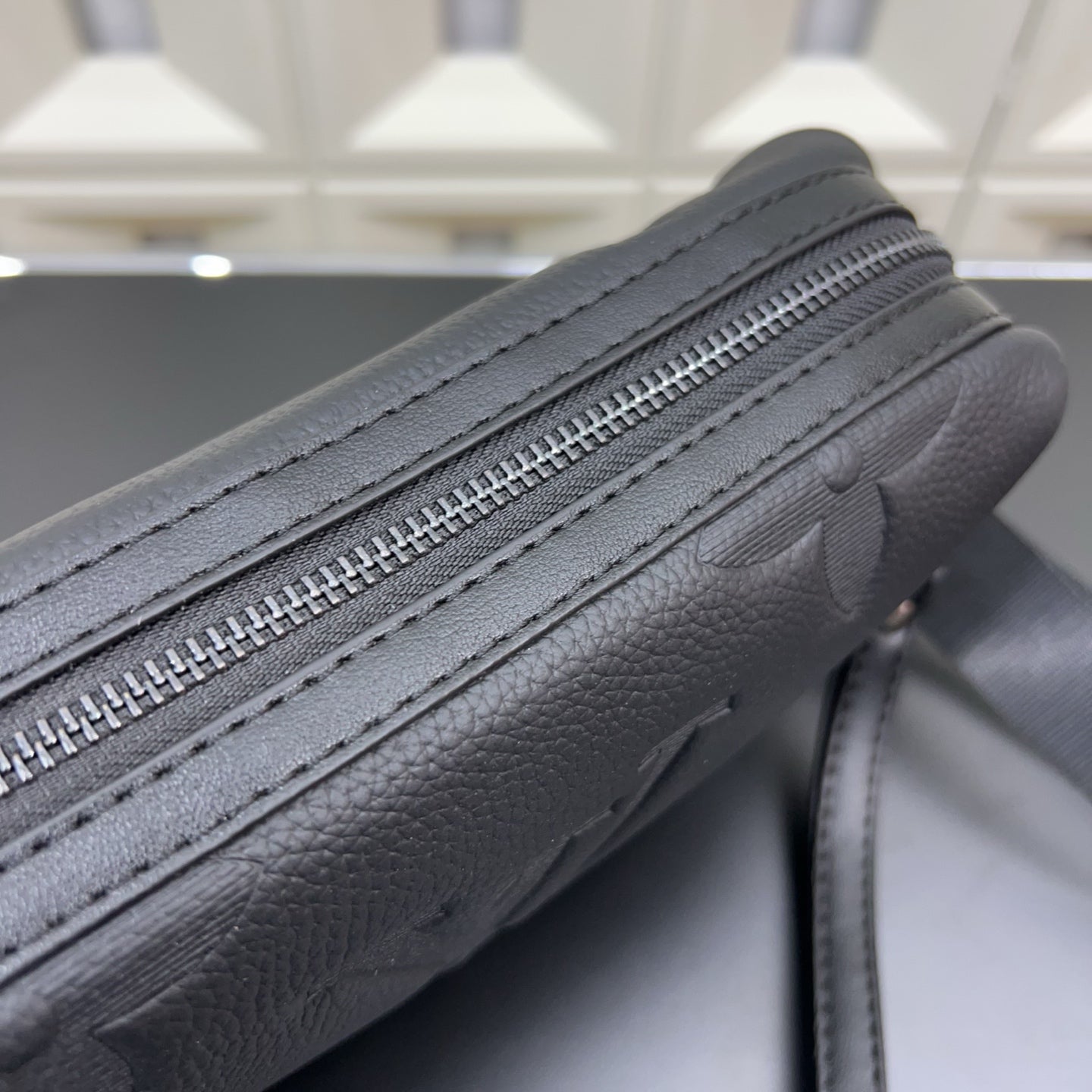 New  Black Leather V Logo Men's BagsXC052025110304