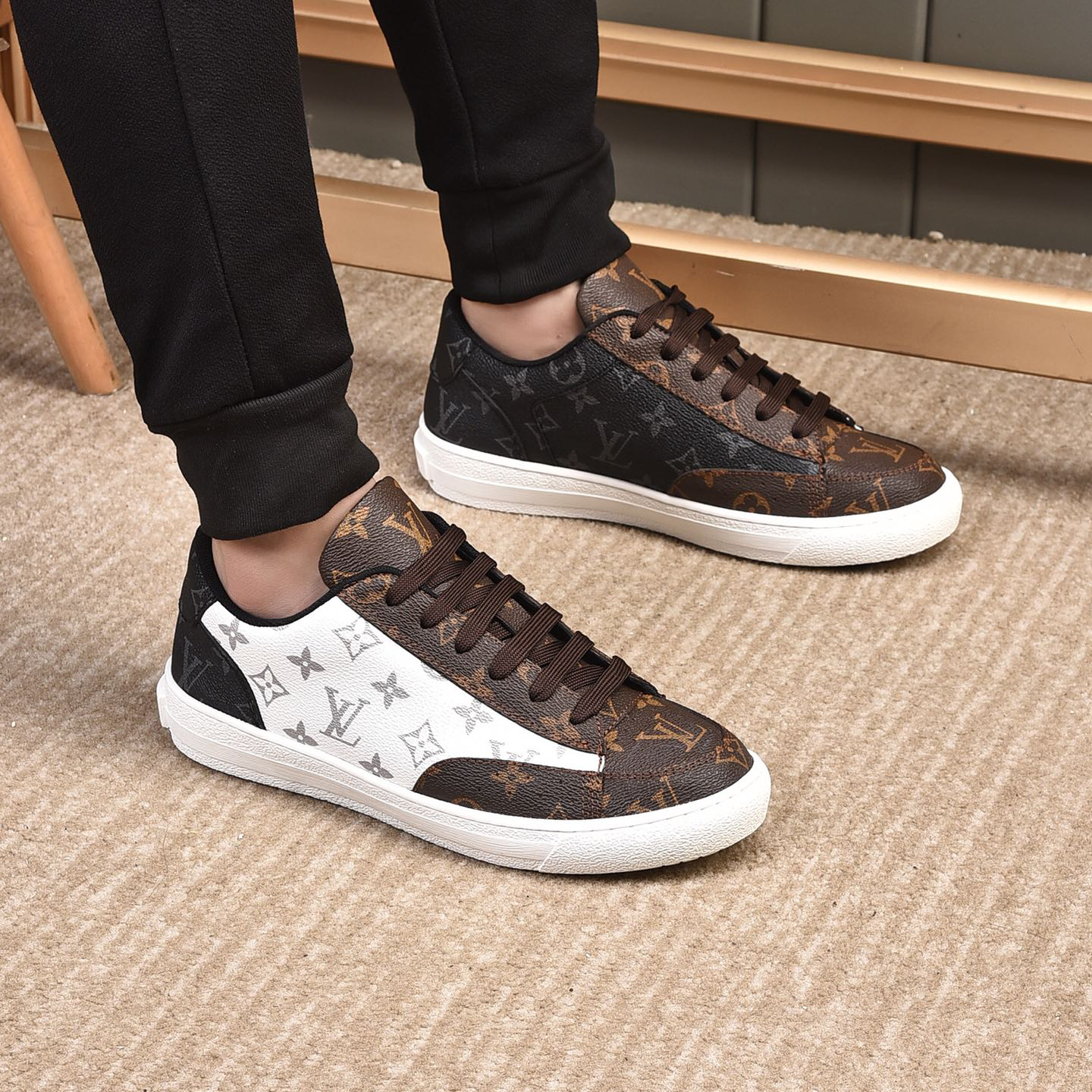 new fashion V logo men's SneakersXC052025110301