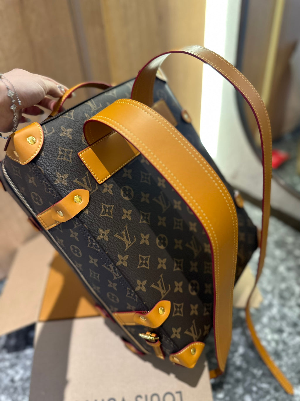 New Fashion V Logo Male or Female Bags052024022715