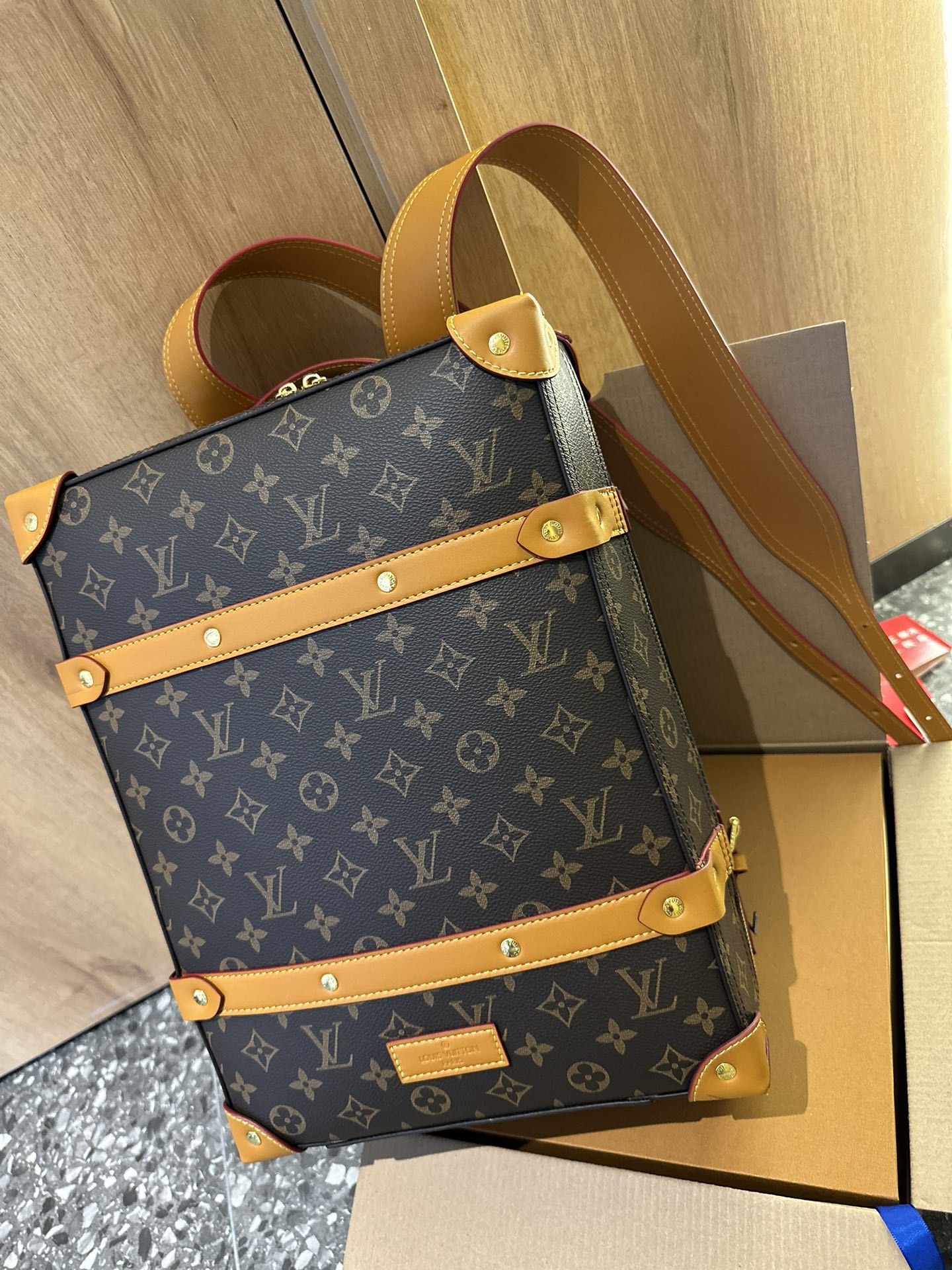 New Fashion V Logo Male or Female Bags052024022715