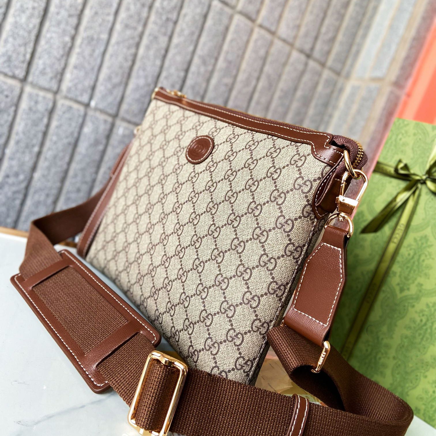 New Fashion Black V Logo Men's bagsXC052023110607