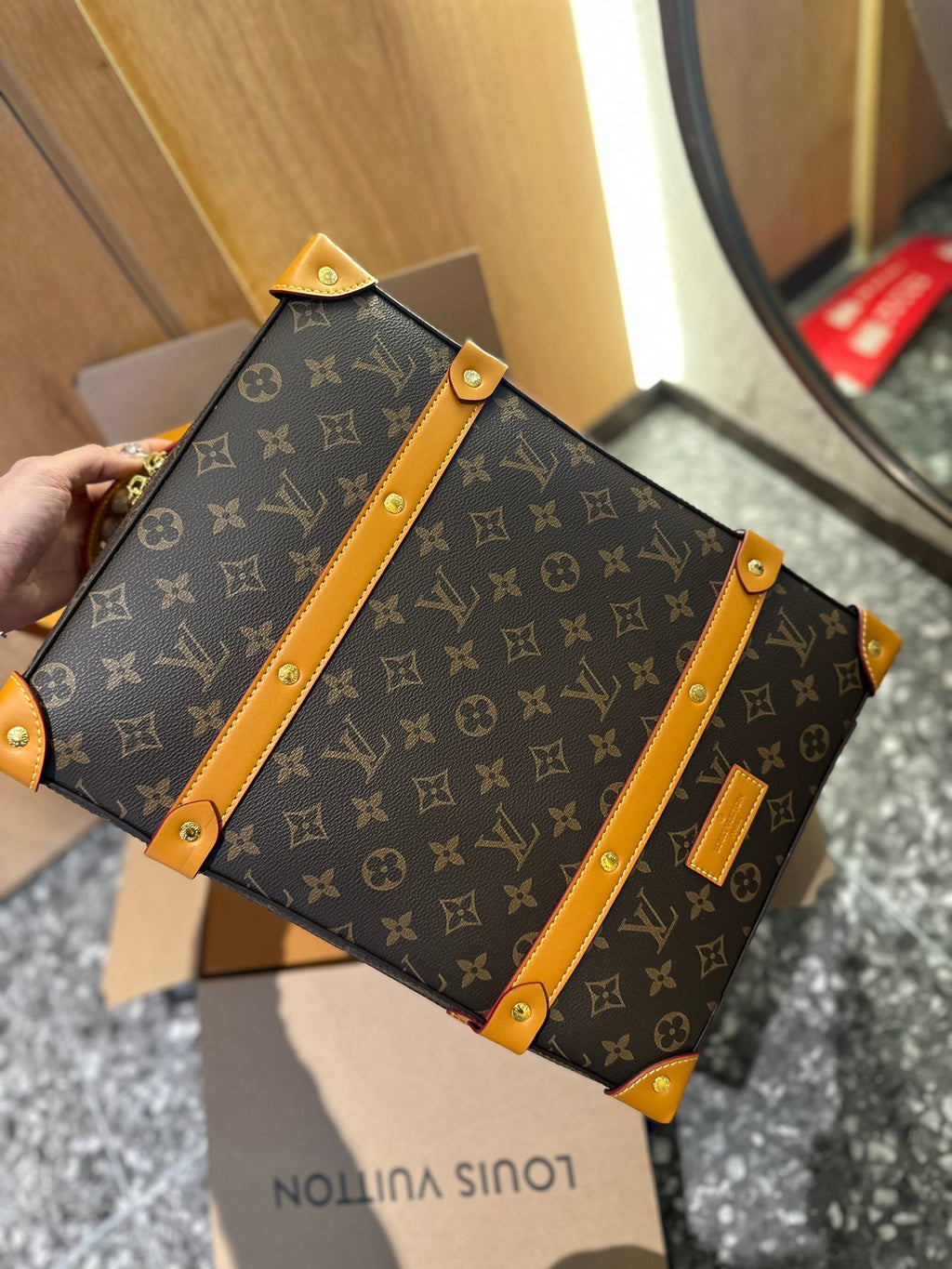 New Fashion V Logo Male or Female Bags052024022715