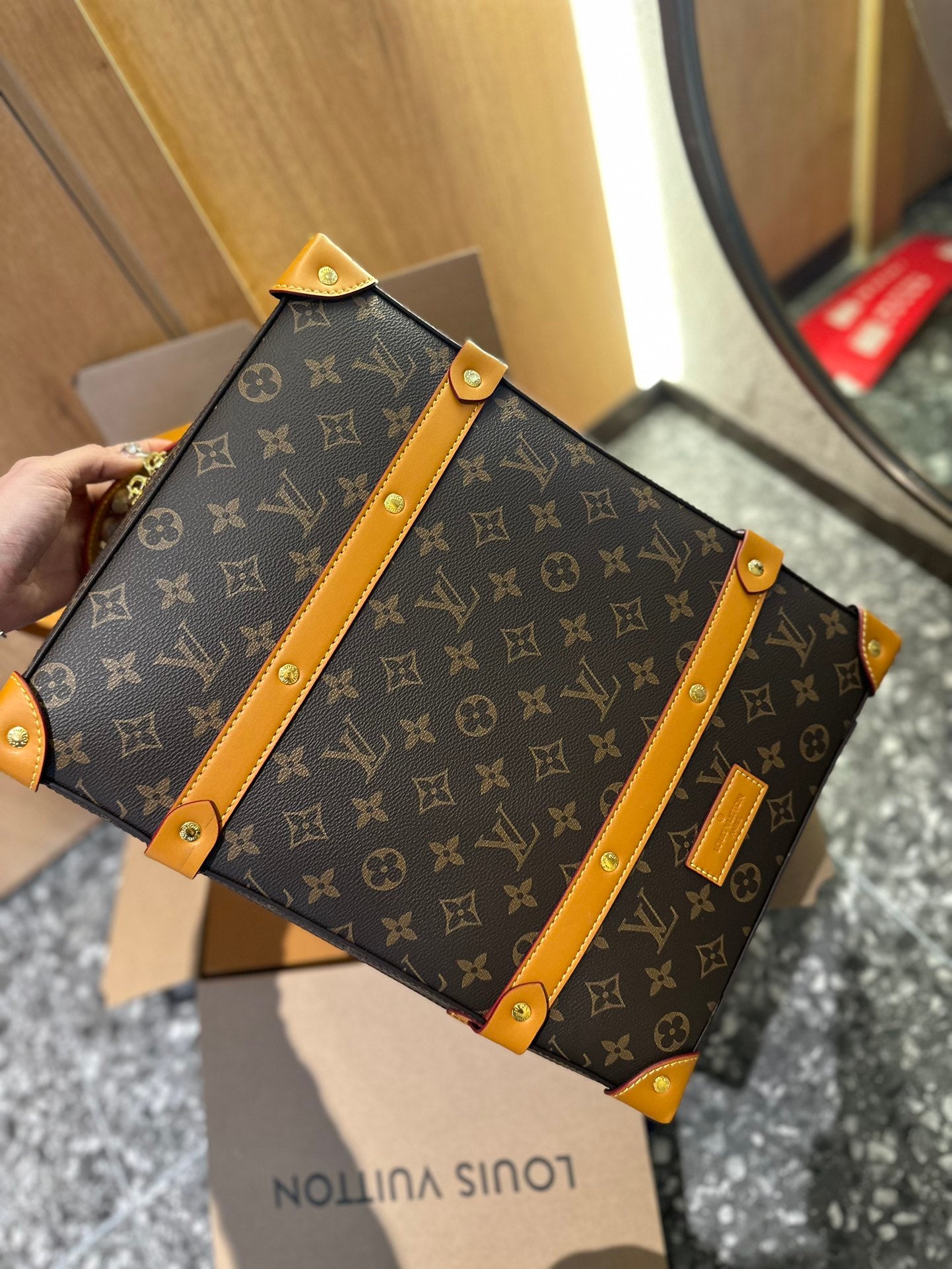 New Fashion V Logo Male or Female Bags052024022715