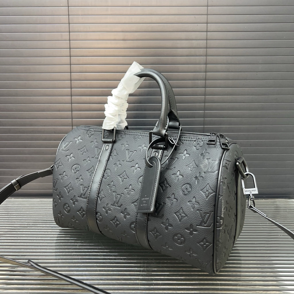 New Handmade 35cm Leather V logo Men BagsXC052025072801