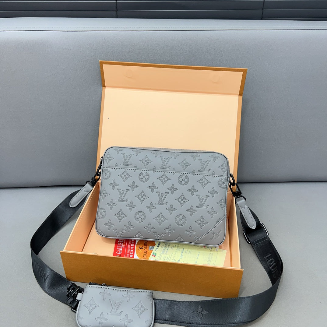 New Fashion Style V Logo Shoulder BagsXC052024042601