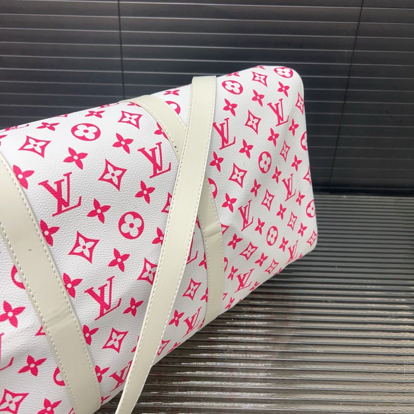 New V Logo Fashion Handmade BagsXC052025040105