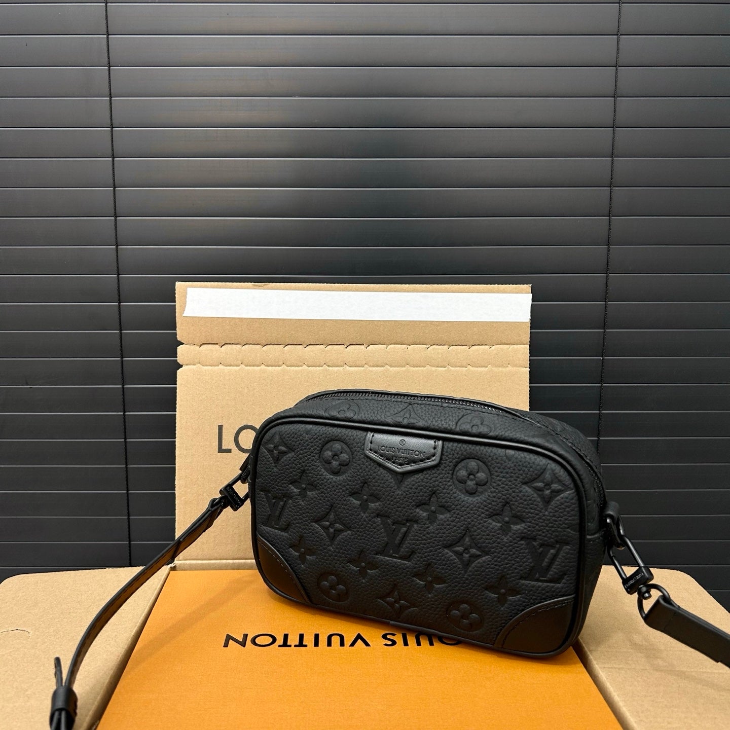 New fashion V Logo Leather Men's BagsXC052025092803
