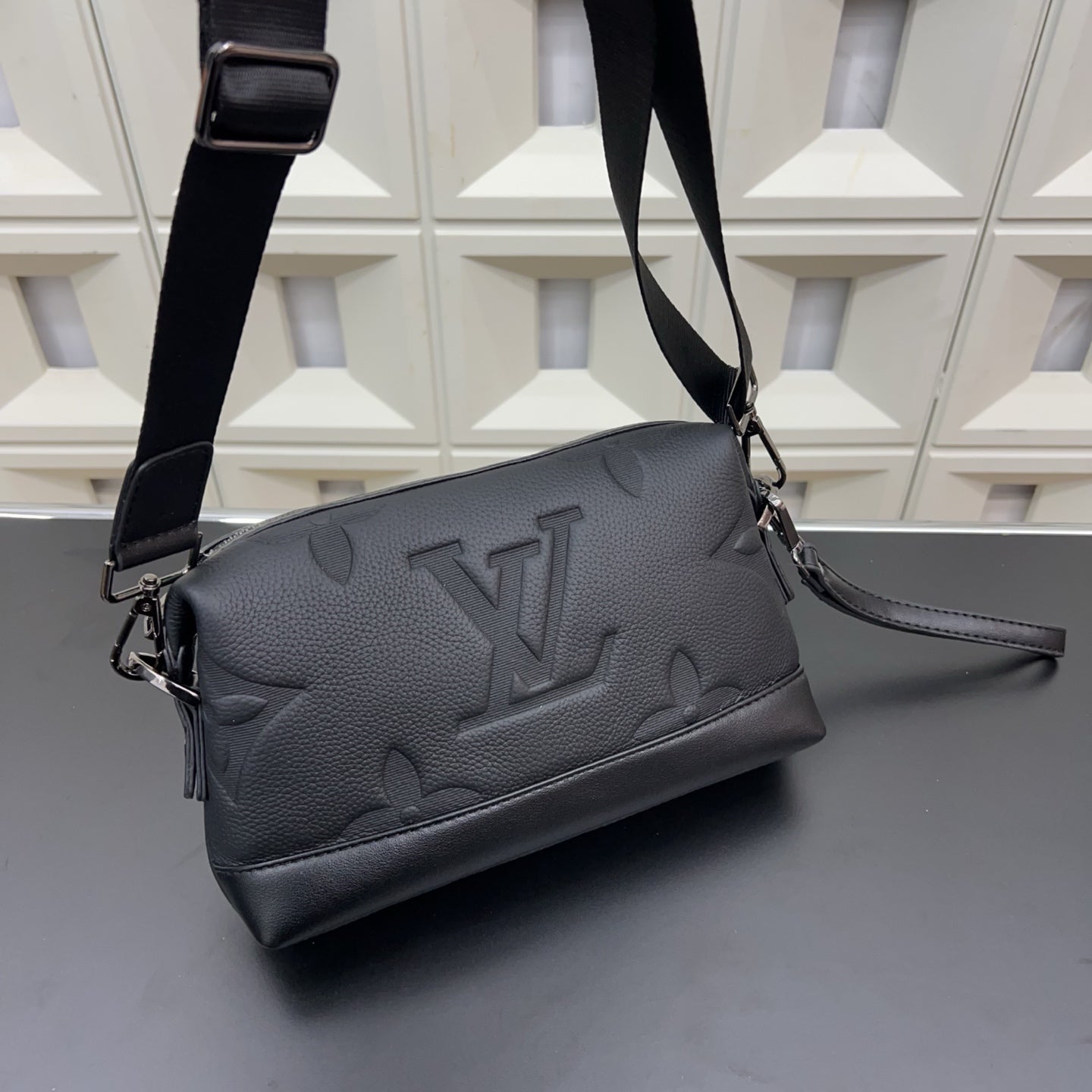 New  Black Leather V Logo Men's BagsXC052025110304