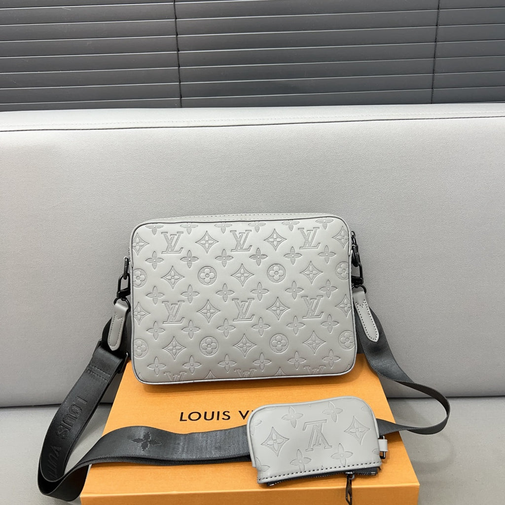 New Fashion Style V Logo Shoulder BagsXC052024042601