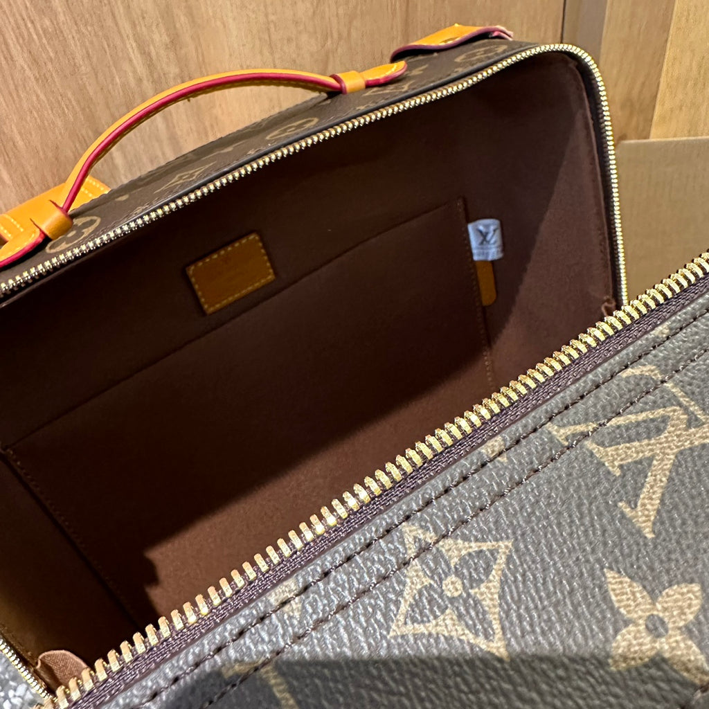 New Fashion V Logo Male or Female Bags052024022715