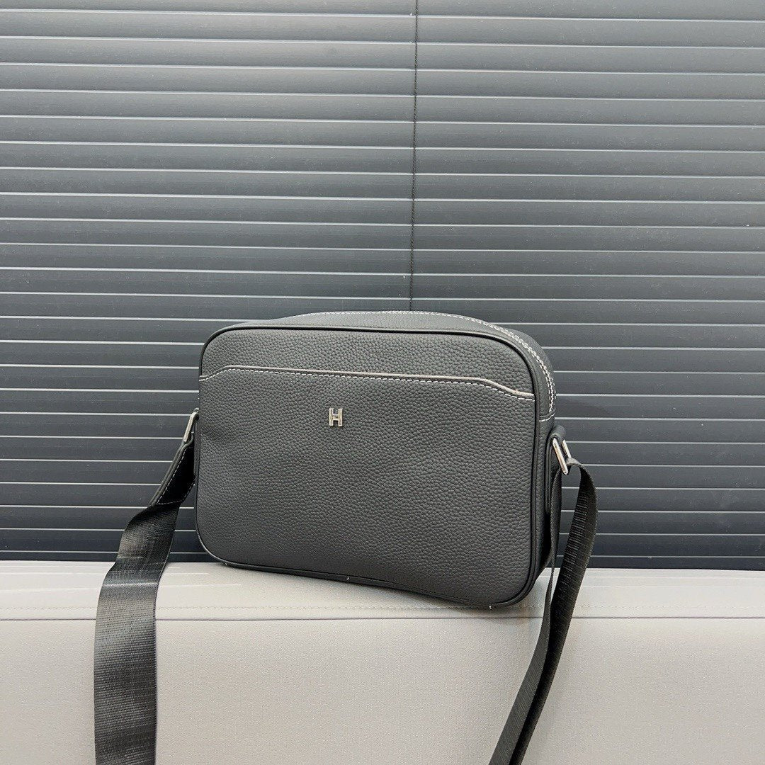 New Fashion Classic Versatile Men's Messenger Bag Crossbody Bag 1024020722