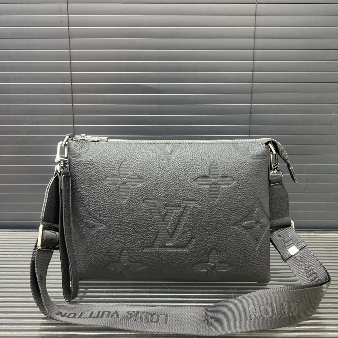 New fashion V Logo Leather Men's BagsXC052025092802