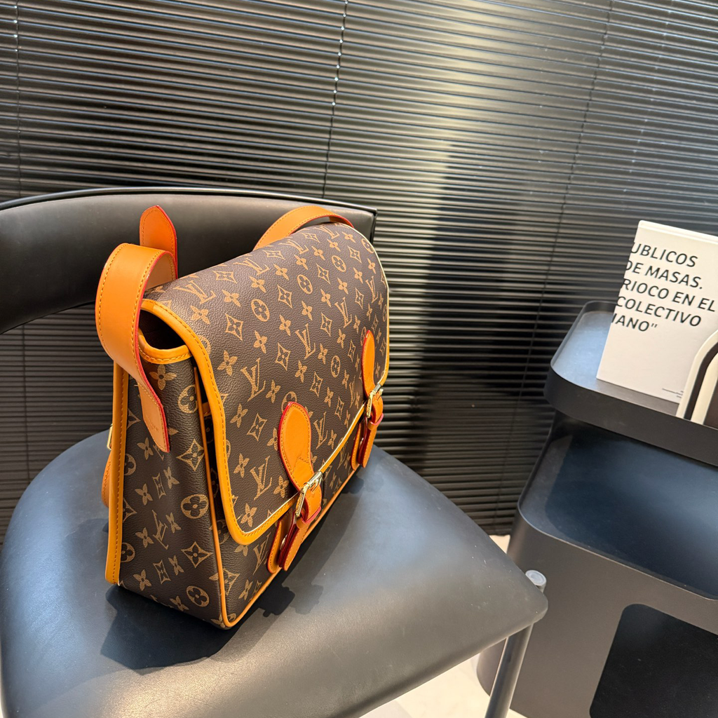 New Handmade Leather V Logo BagsXC052025082001