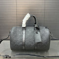New Handmade 35cm Leather V logo Men BagsXC052025072801