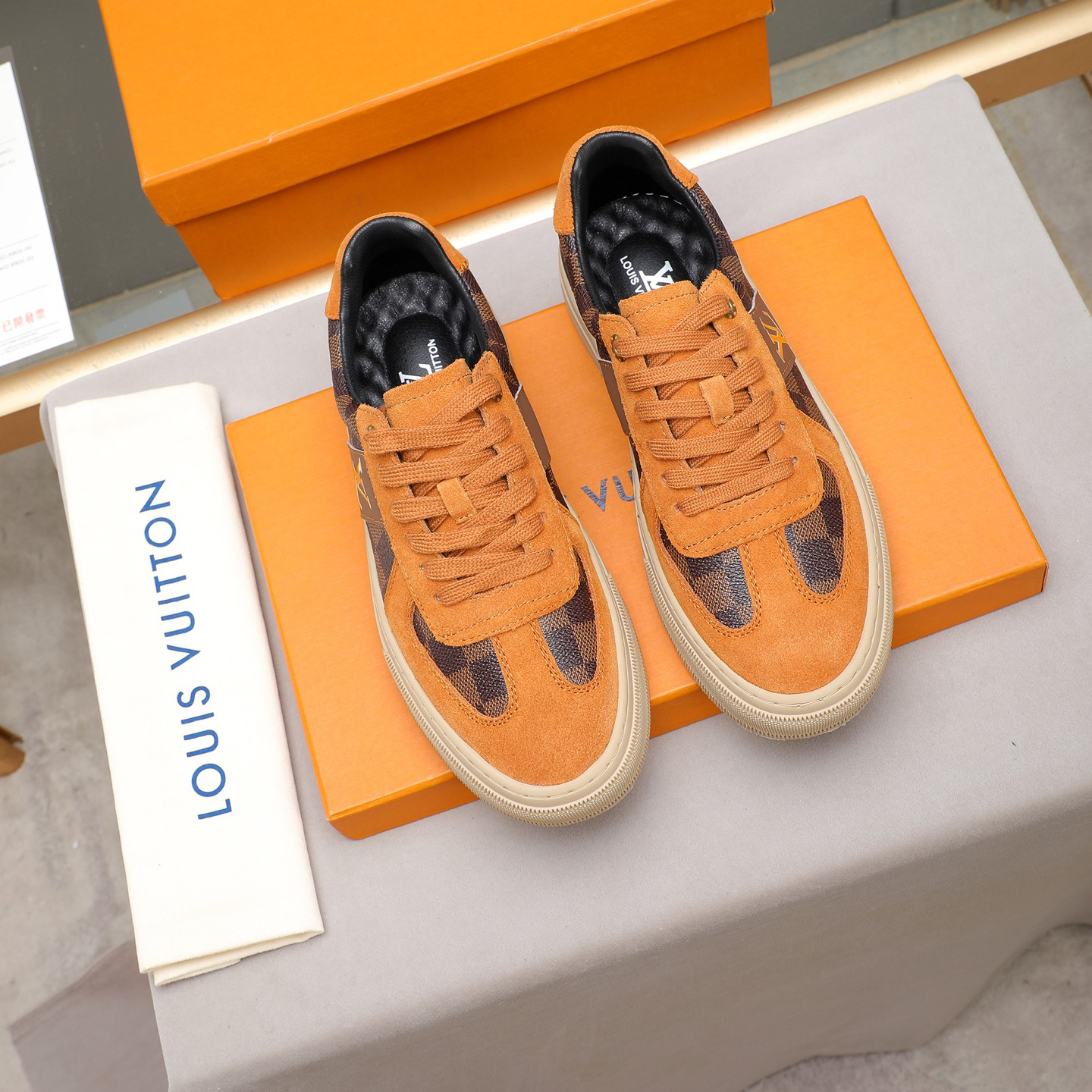 New Leather Fashion V Logo Men's sneakersXC052025110608