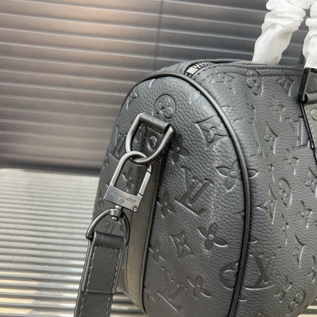 New Handmade 35cm Leather V logo Men BagsXC052025072801