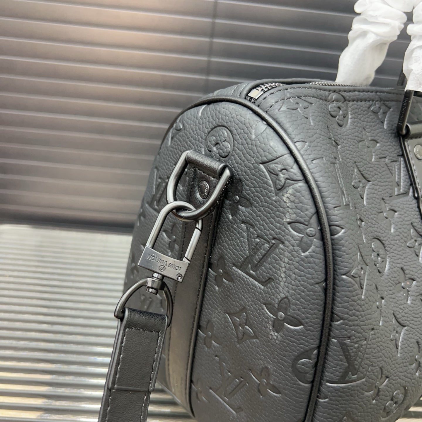 New Handmade 35cm Leather V logo Men BagsXC052025072801