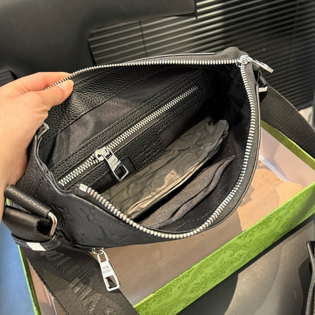 New V Logo Leather Men's bagsXC052025081305